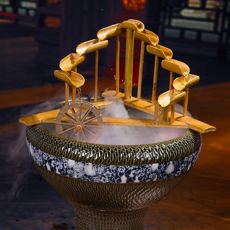 Grande fontaine d'intérieur avec bambou