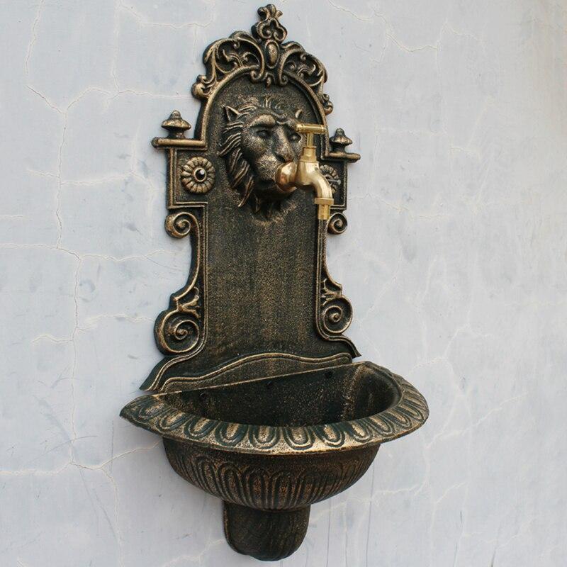 Fontaine murale avec tête de lion