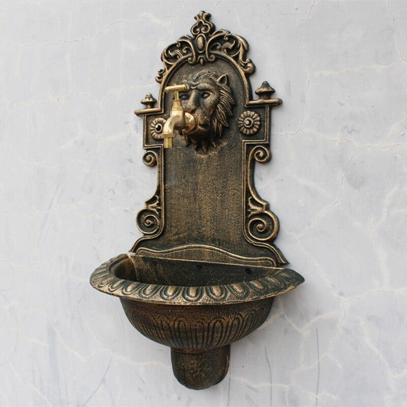Fontaine murale lion