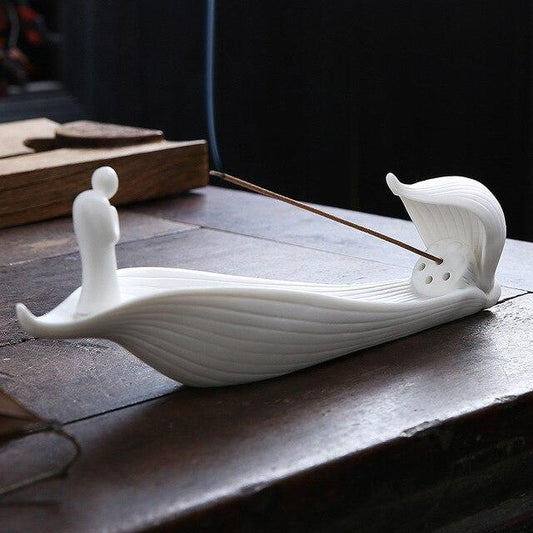 Porte encens moine debout