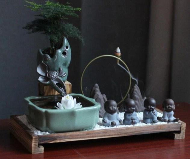 Beau Jardin Zen Miniature Avec Des Bâtons D'encens Sur La Table À  L'intérieur Banque D'Images et Photos Libres De Droits. Image 196511207